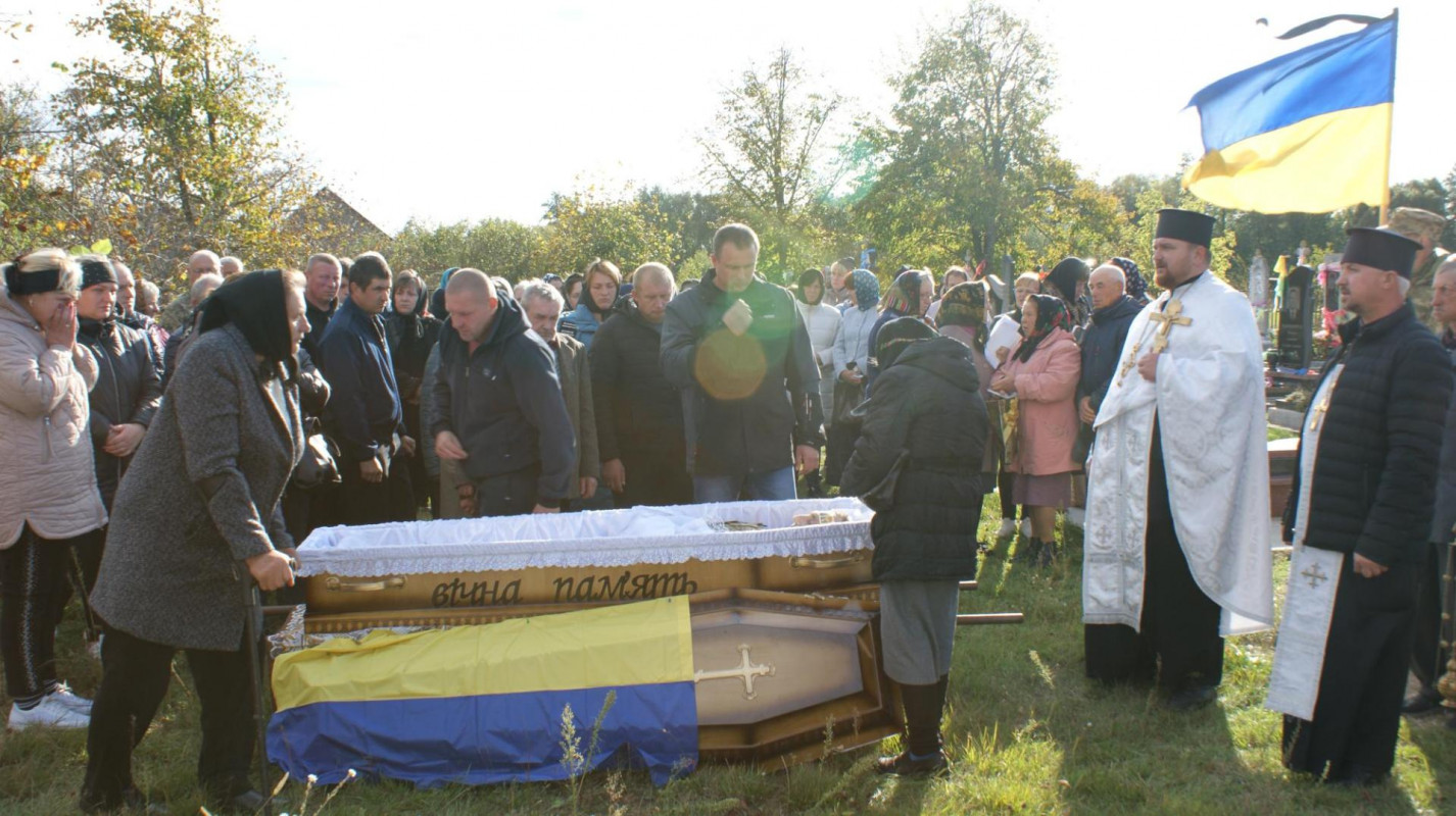 Рік тому одружився і мріяв про спільне майбутнє з коханою: на Волині поховали захисника Руслана Романюка