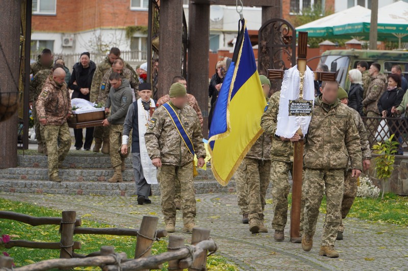 Пішов на пенсію, але повернувся до війська: на Волині попрощалися із Героєм Володимиром Ващенком