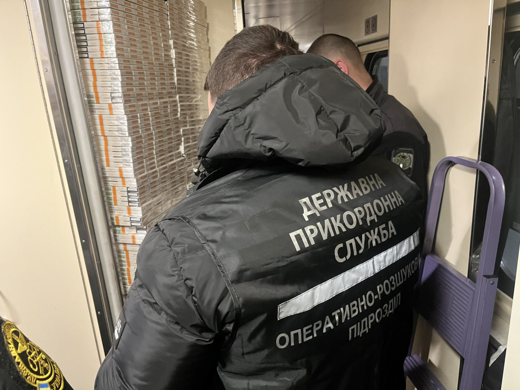 На Волині в купе провідника потяга до Польщі знайшли партію контрабандних сигарет