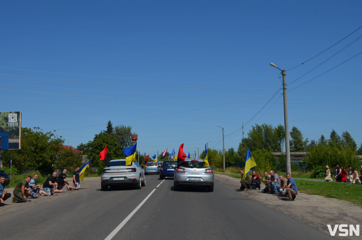 Сотні людей, прапори та квіти: востаннє додому повернувся Герой з Волині Степан Павлович
