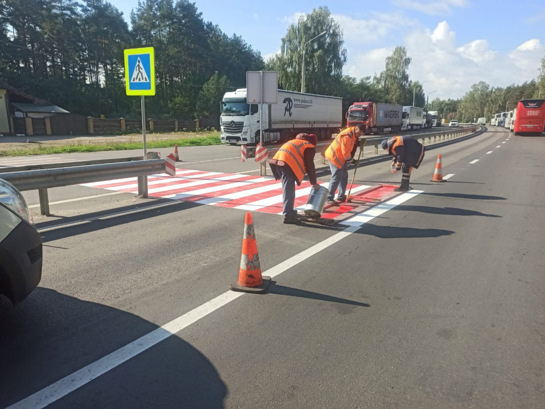 На важливій трасі Волині ліквідовують ями та укріплюють узбіччя