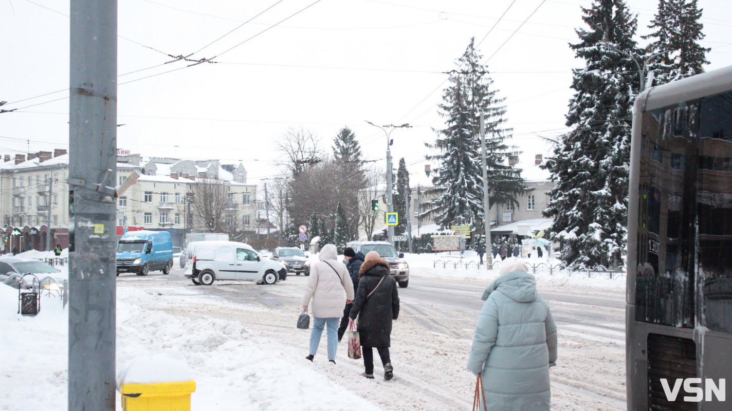 Луцьк після тижня снігопадів: фоторепортаж із засніжених вулиць міста