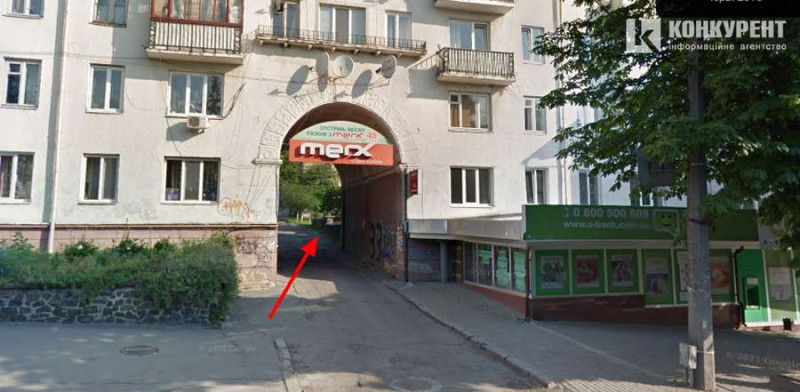 Перегородив сходи: у Луцьку невдало припаркований автомобіль облили кефіром