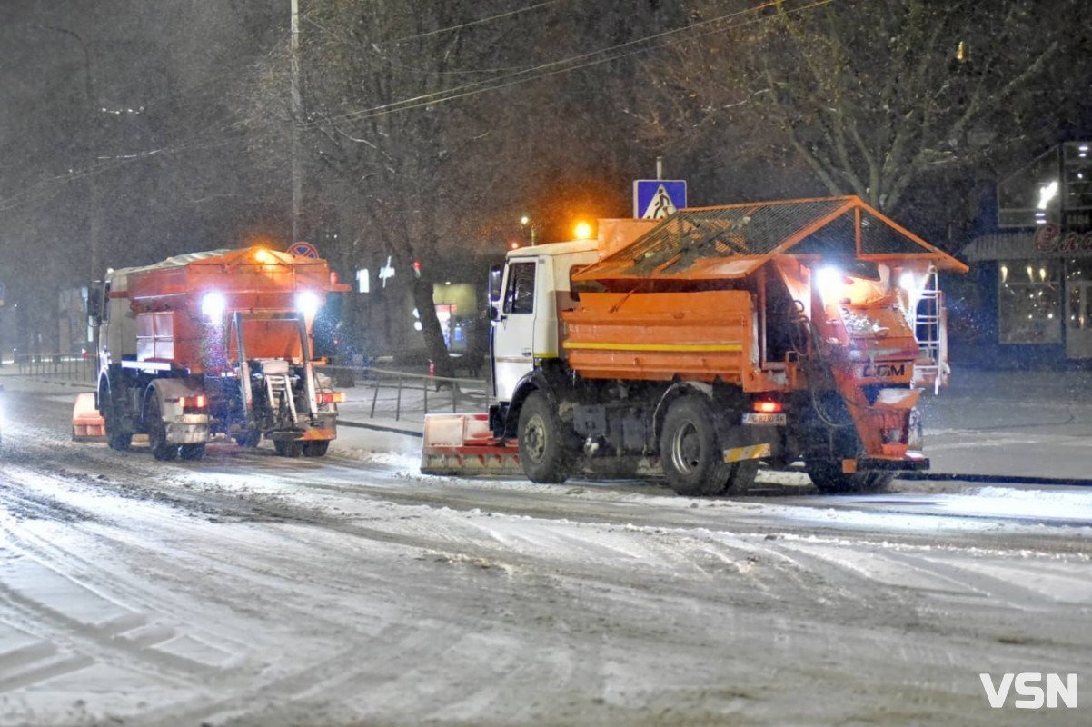 Снігопад у Луцьку: дороги посипають, техніку посилили, працюють пункти незламності