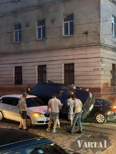 У Львові позашляховик припаркувався на даху двох легковиків. Фото