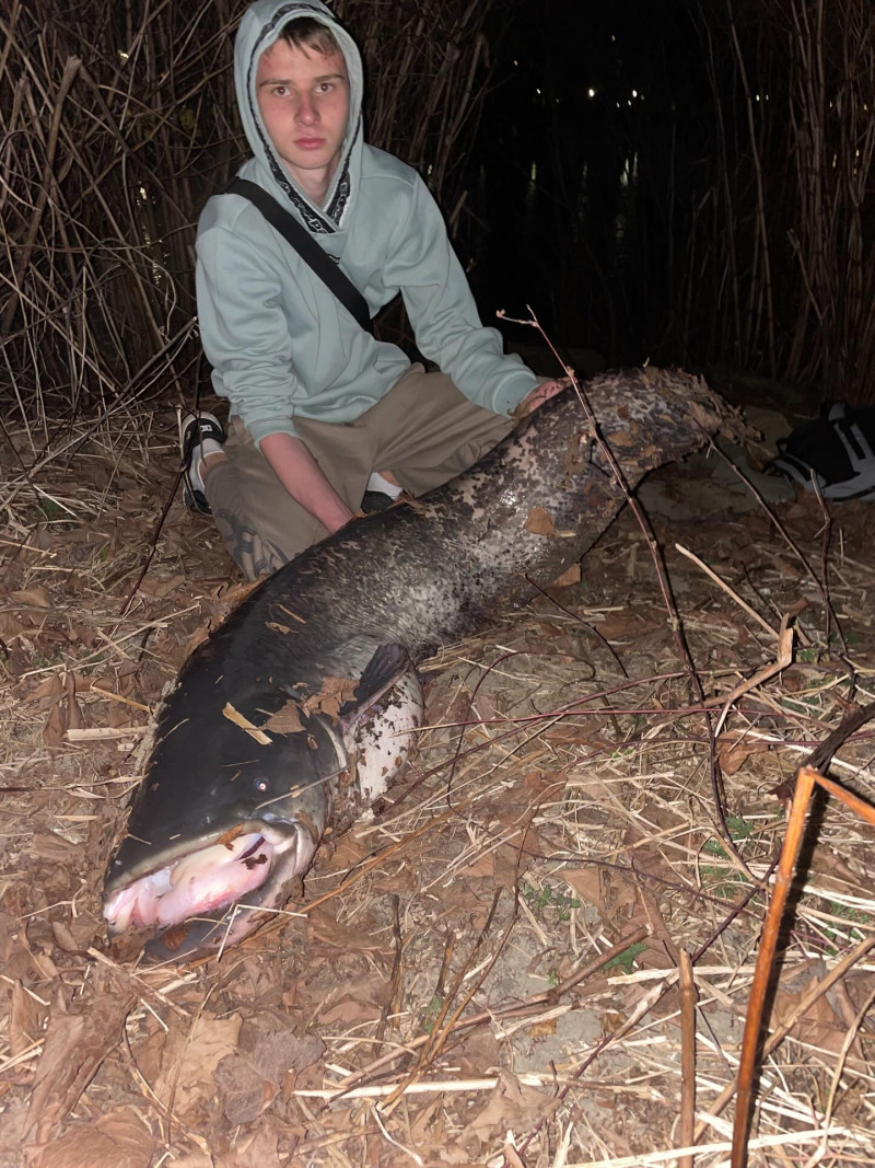 Хлопець показав "монстра", якого виловив з водойми (фото)