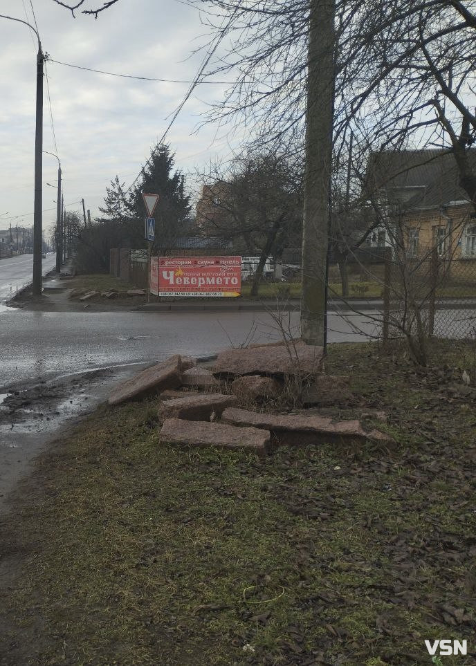 «Доводиться перестрибувати глибокі ями»: лучани скаржаться на тротуари вулиці Дубнівської