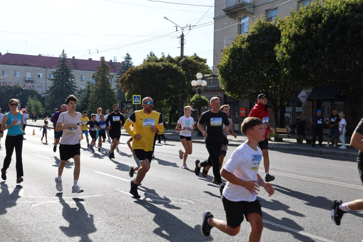 600 людей бігли за Героїв: у Луцьку відбувся патріотичний забіг