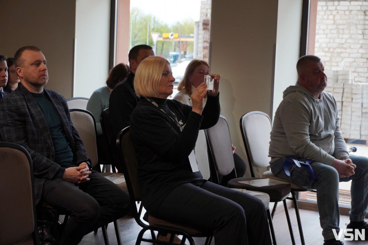 Люди не знають, що повинен робити депутат: у Луцьку обговорили парламентську кризу під час війни