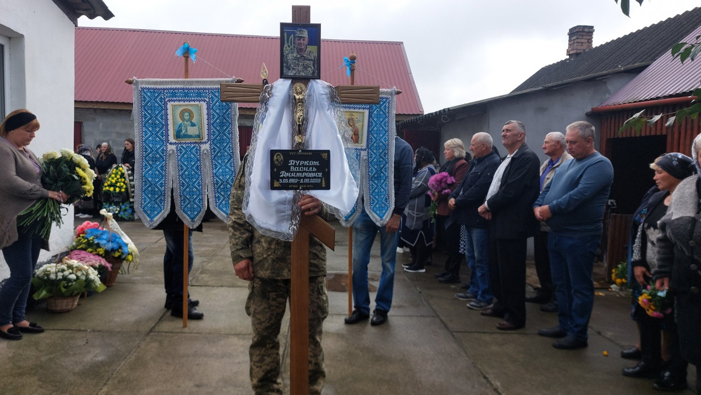 Залишилася дружина, дві доньки та троє онуків: на Волині попрощались з Героєм Василем Дуркотом
