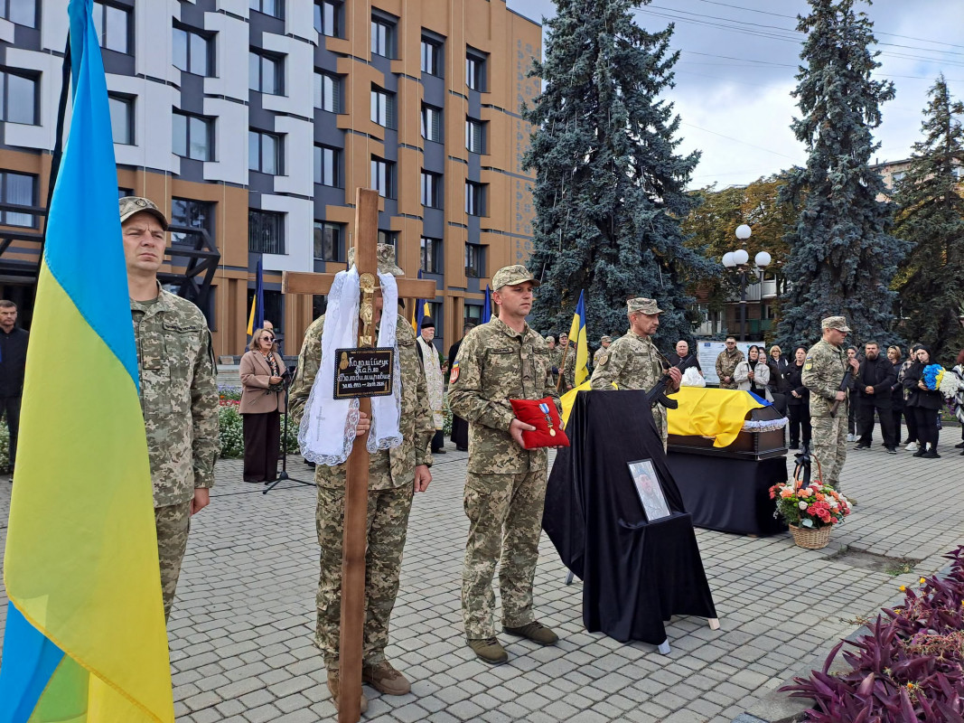На Волині попрощалися з 33-річним морпіхом Павлом Коломійчуком, який загинув у ДТП