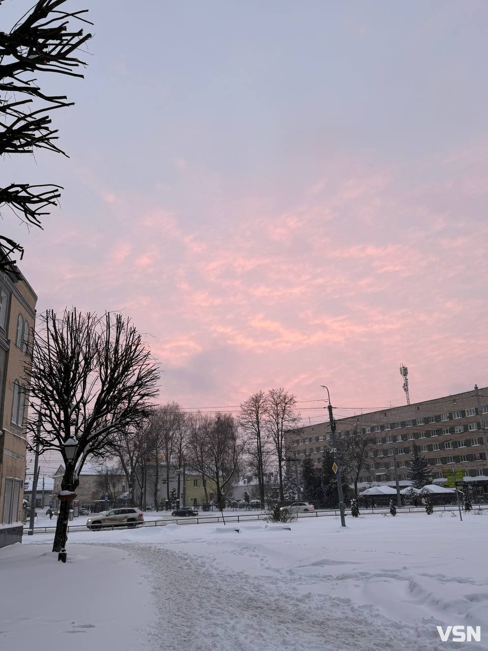 Зимова казка в Луцьку: засніжене місто та небо, що віщує мороз