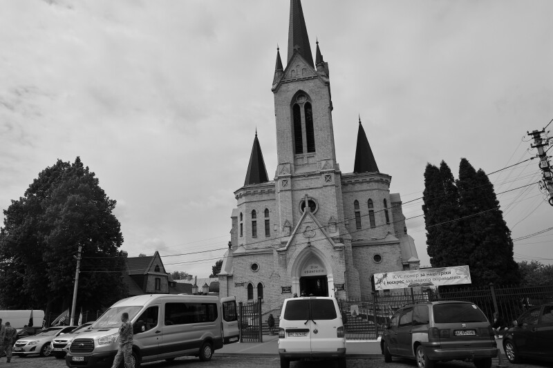Загинув унаслідок авіаудару: у Луцькій громаді попрощалися з 43-річним Героєм Олександром Карчевським