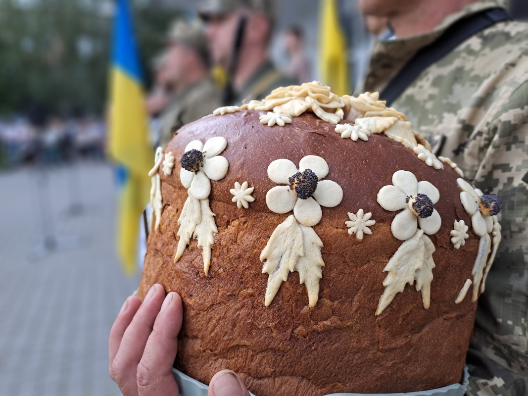 «Мамуль, не переживай, у медиків найменше шансів загинути на війні»: на Волині попрощались з Героєм Віталієм Кухарчуком