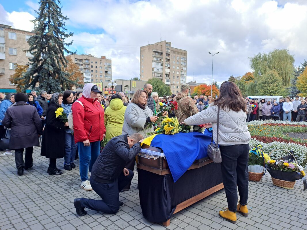 Ще один синьо-жовтий стяг злетів над могилою Героя: на Волині попрощалися із Сергієм Панасюком