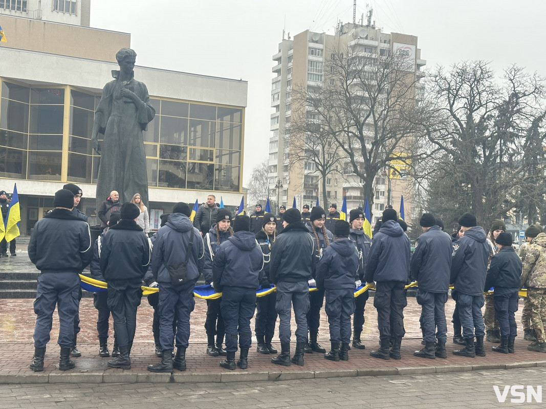 «Ланцюг Єднання» у Луцьку: сотні людей із прапором України відзначили День Соборності