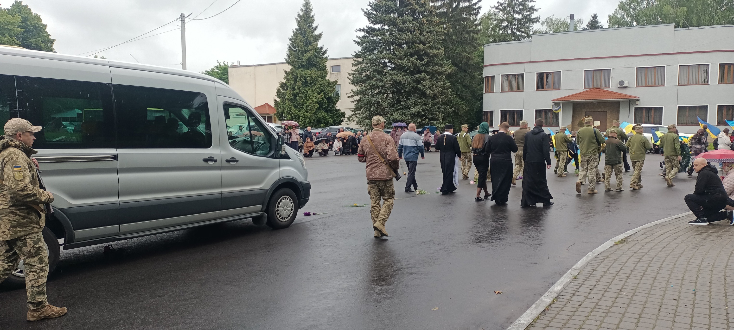 Без надійного плеча залишилися дружина, син та донька: на Волині попрощались з Героєм Павлом Плисюком