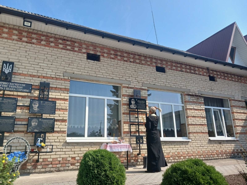 Меморіальна дошка та державна нагорода: на Волині вшанували подвиг двох Героїв