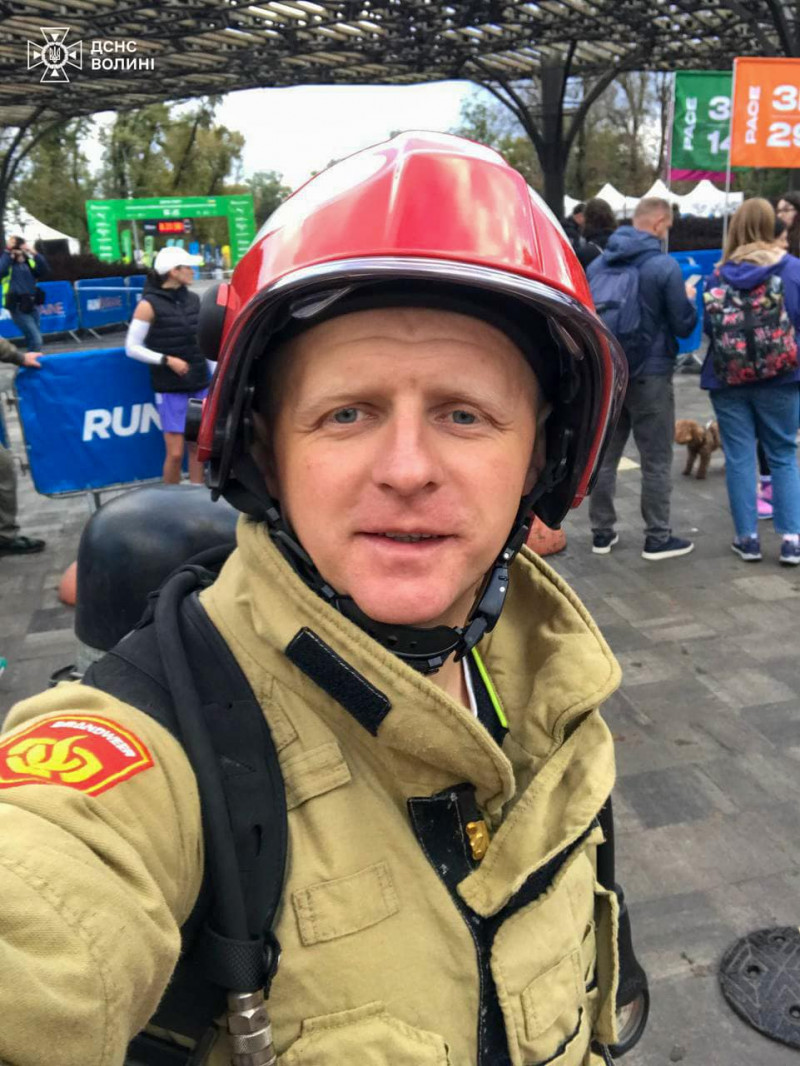 У пам’ять про загиблих колег: волинський рятувальник пробіг 42-кілометровий марафон у 20-кілограмовому спорядженні