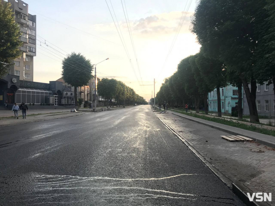 На проспекті Волі у Луцьку завершили укладати асфальт. Обіцяють відкрити наступного тижня