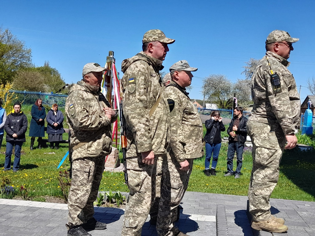 Багато місяців вважали зниклим безвісти: у Луцькому районі попрощалися із 26-річним Героєм Дмитром Шереметою