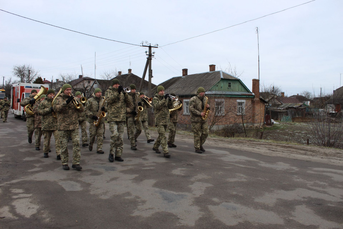 Весільний коровай розділили на кладовищі: на Волині попрощались з Героєм Павлом Бурцем