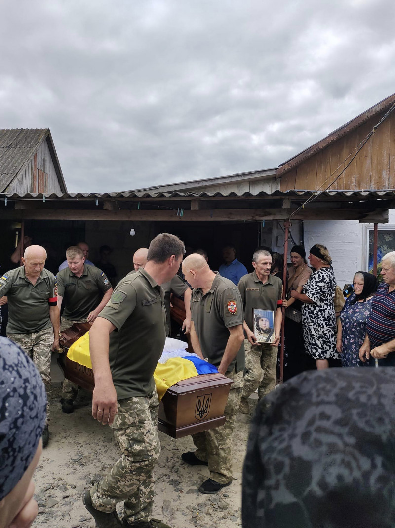 «Весільний коровай ділили на кладовищі»: на Волині в останню дорогу провели молодого Героя Михайла Кислюка