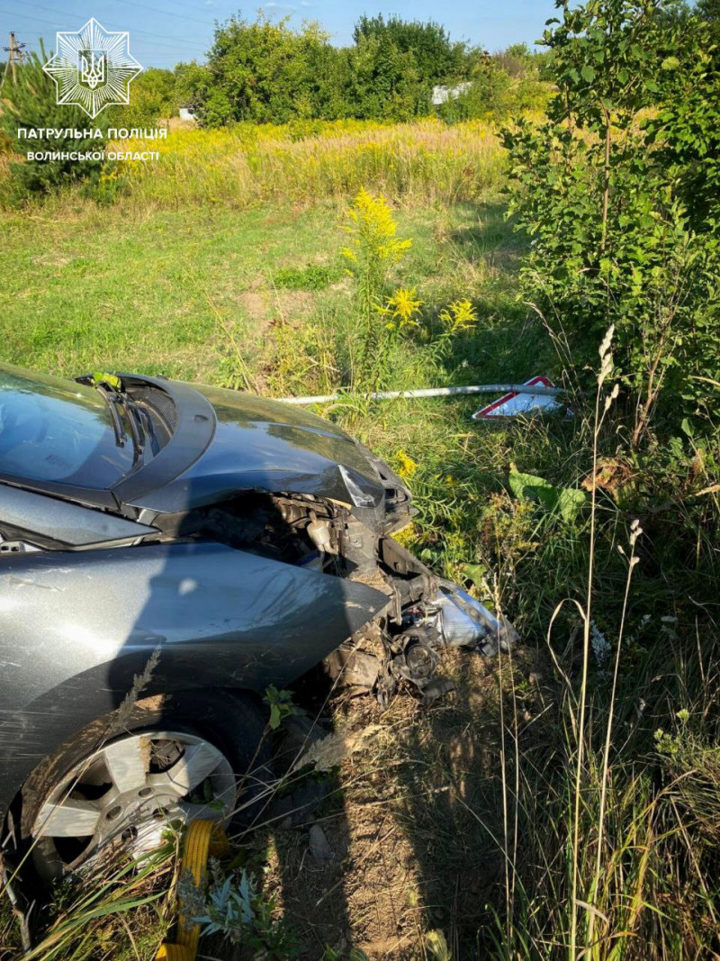 У Луцькому районі авто на величезній швидкості влетіло у стовб