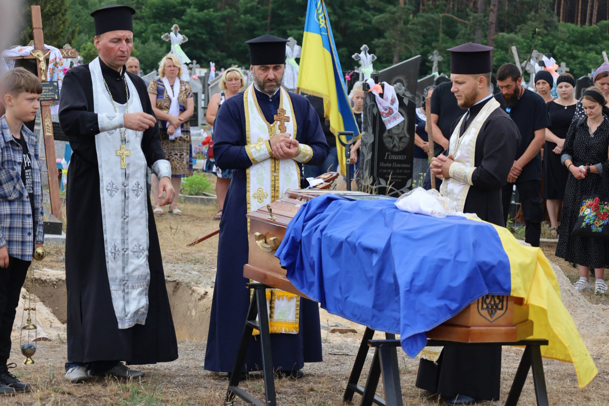 Тривалий час вважався зниклим безвісти: на Волині в останню земну дорогу провели захисника Андрія Стернічука