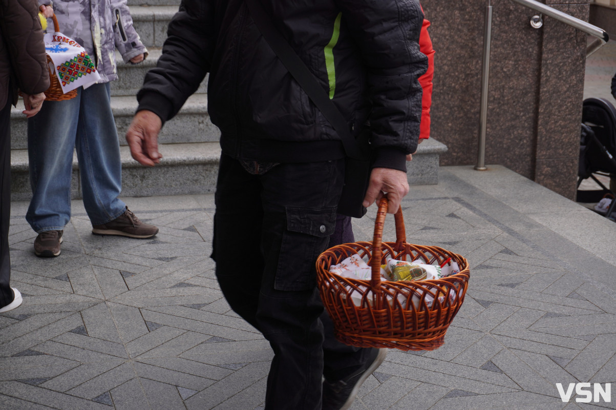 Як у Луцьку освячують Великодні кошики? Фоторепортаж