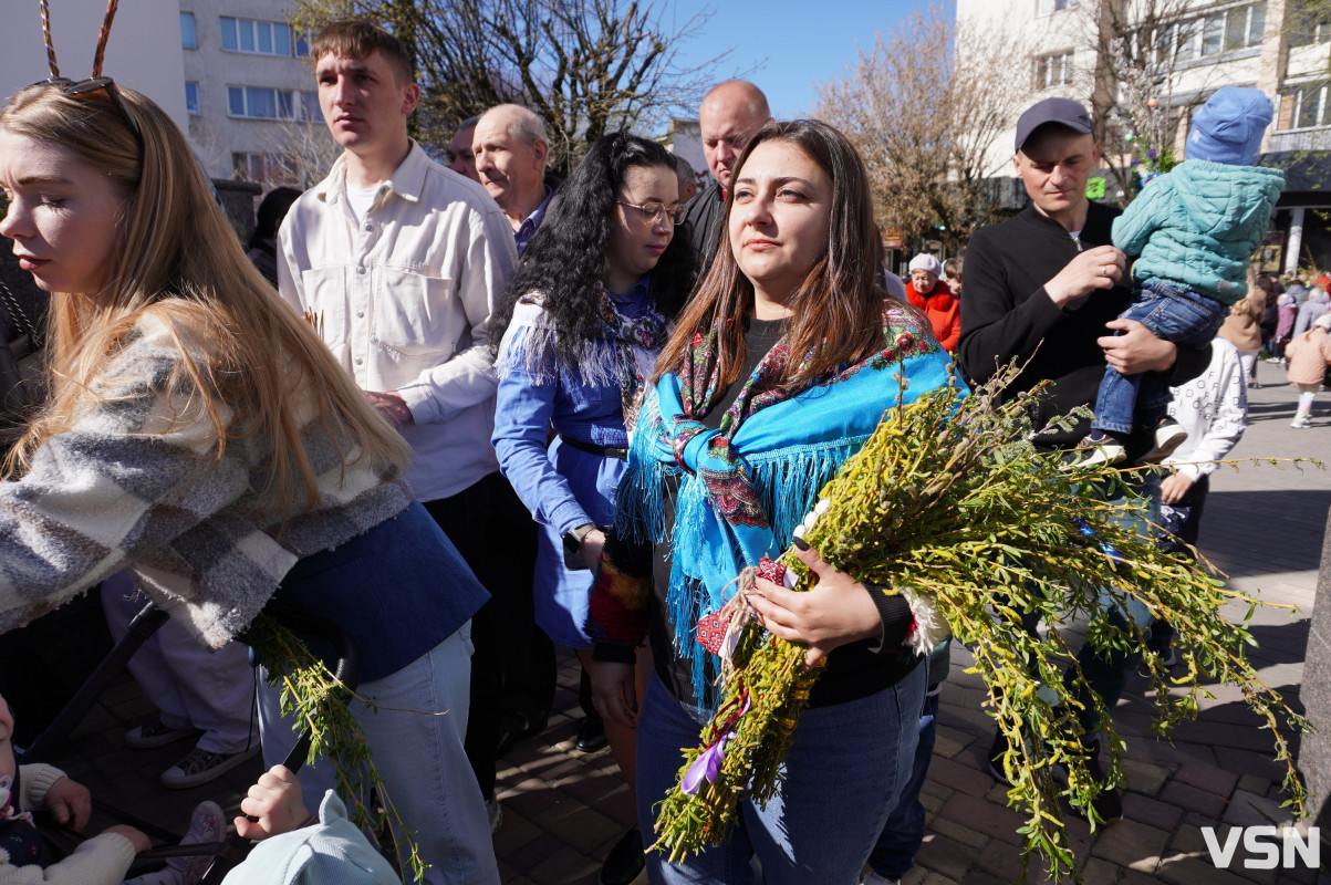 Сотні вірян прийшли освячувати вербу у головний собор Луцька. Фоторепортаж
