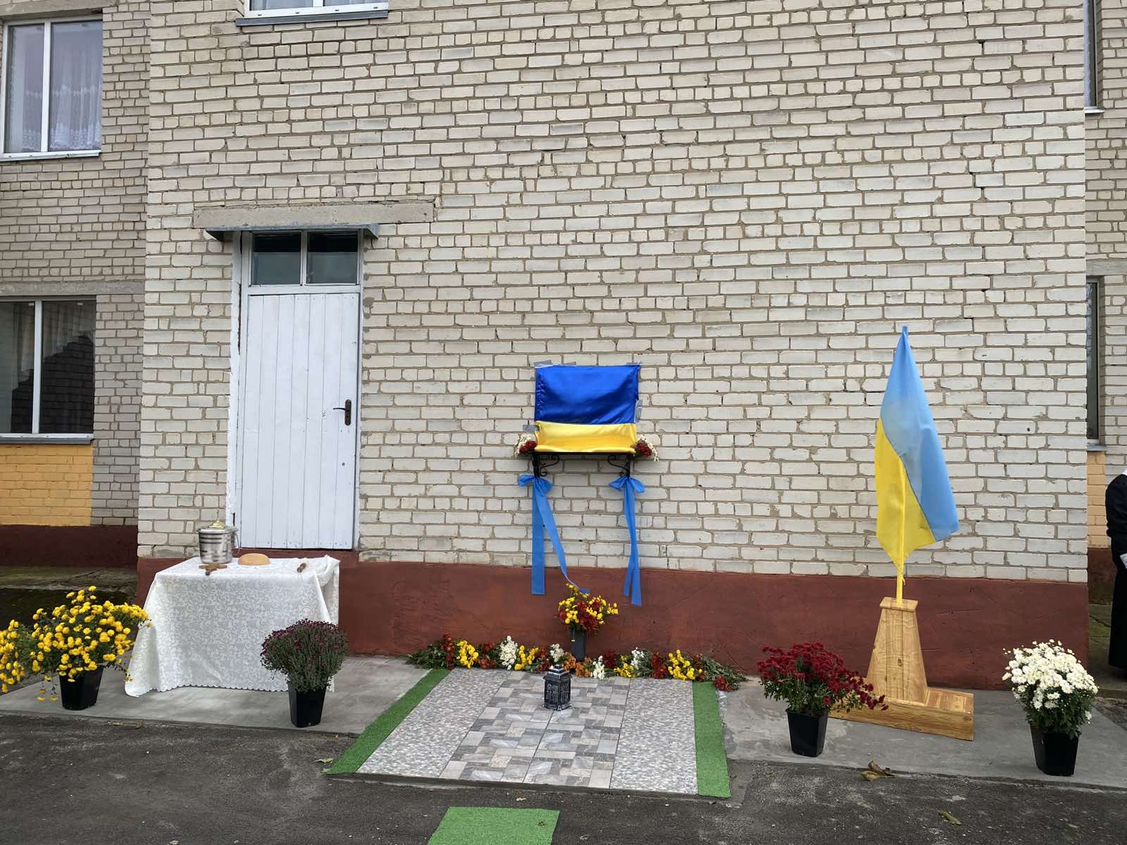 Мама відкрила меморіальну дошку сину-Герою: у громаді на Волині вшанували пам'ять Андрія Давидчука
