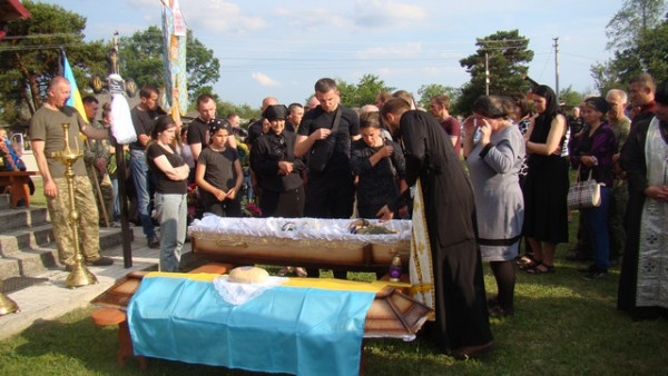 На Волині живим коридором та на колінах зустріли загиблого Героя, який захищав Україну