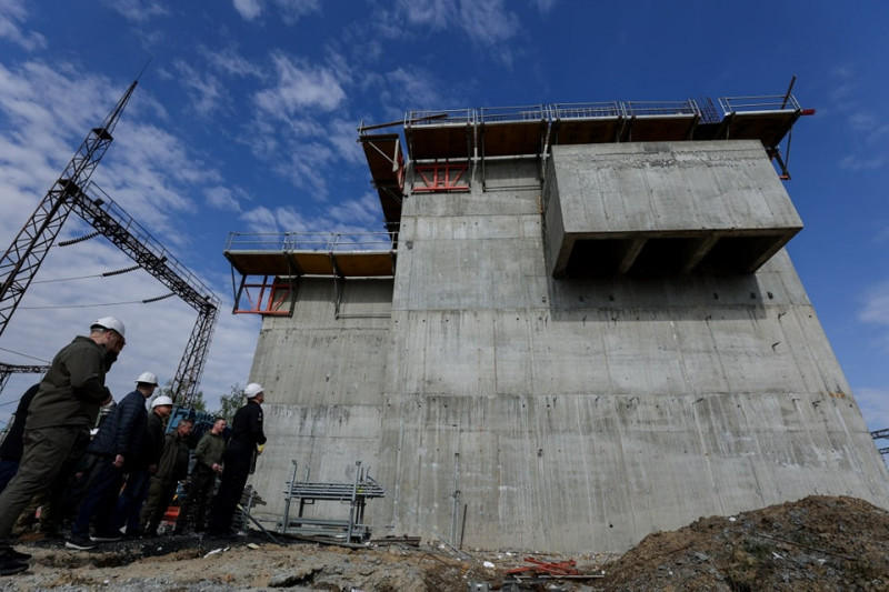 На Волині Денис Шмигаль оглянув хід будівництва другого рівня захисту на енергетичних підстанціях