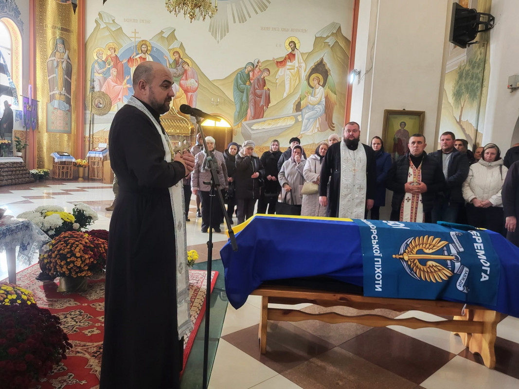 Майже два роки рідні чекали на диво: на Волині провели в останню путь Василя Шуміка