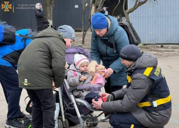 Українські діти, які бачили війну: фотопідбірка