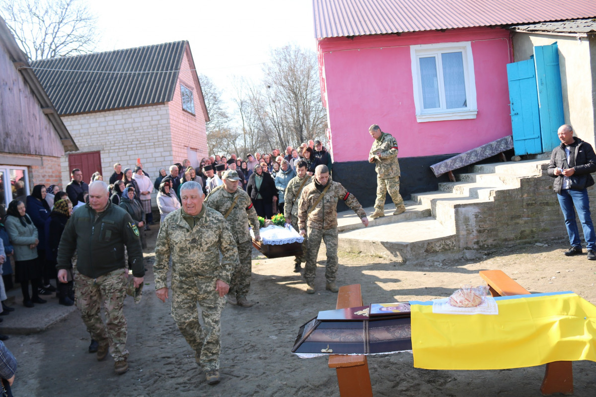 З перших днів вторгнення захищав Батьківщину: на Волині попрощалися з Героєм Василем Івановим