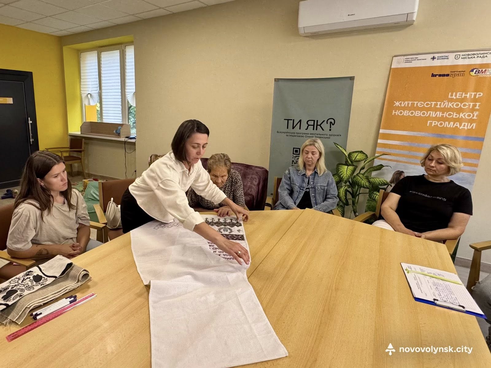 На Волині у прикордонній громаді рідні зниклих безвісти та полонених вишивають «Рушник надії»
