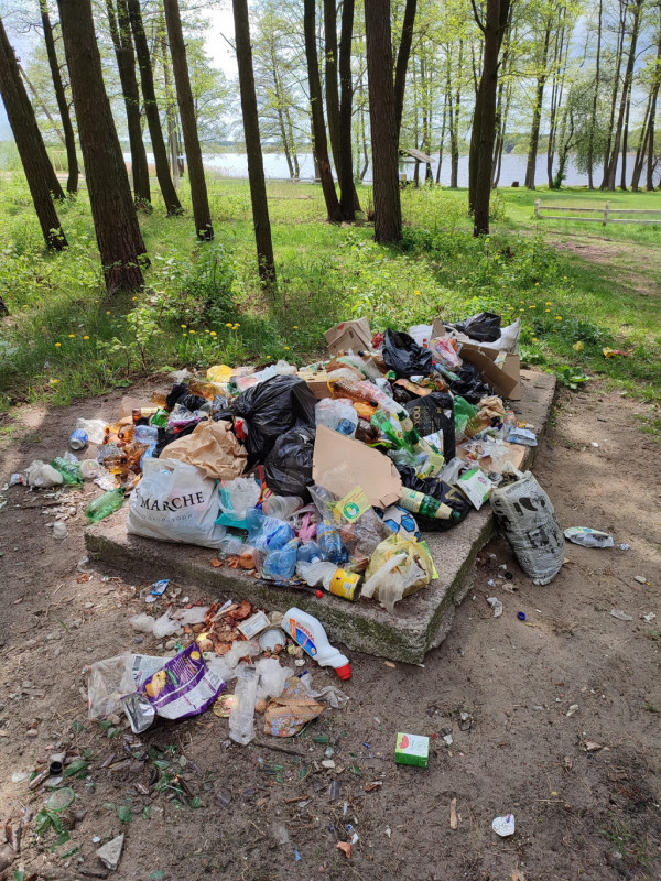Береги Шацьких озер, де нещодавно прибрали активісти, знову перетворили на смітник