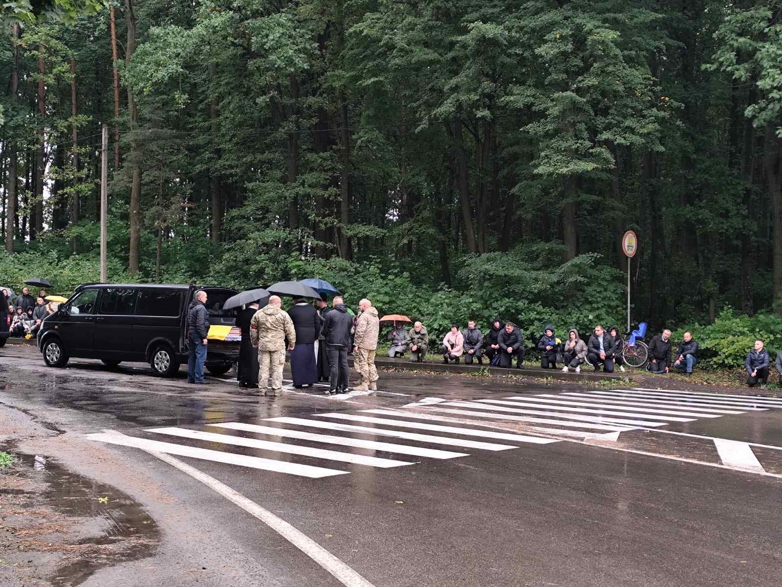Овдовіла дружина, без батька залишились сини: на Волині попрощались з Героєм Віктором Мельничуком