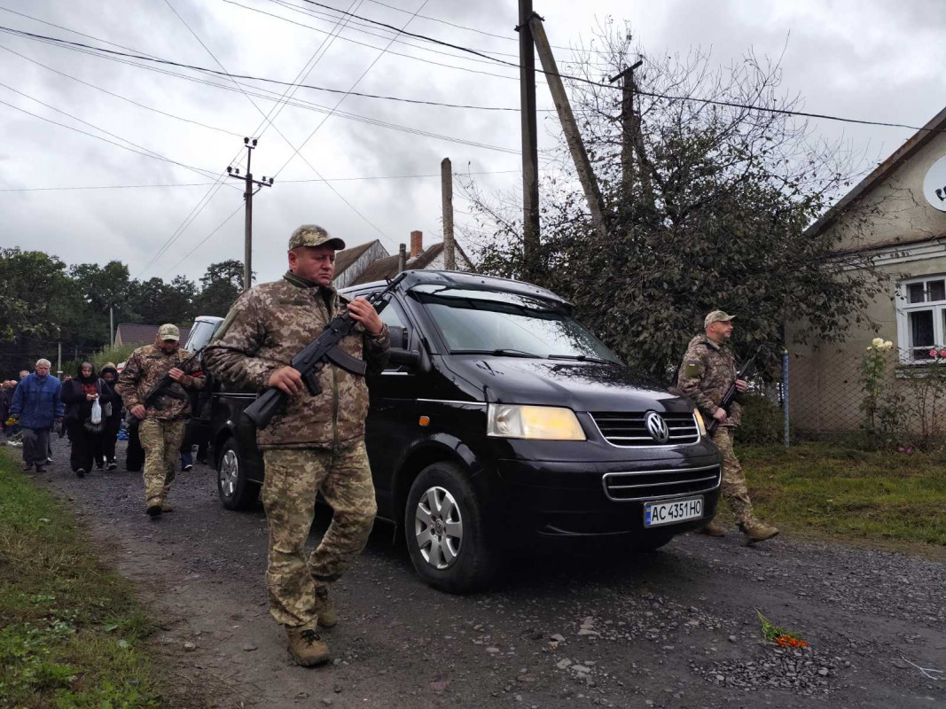 Овдовіла дружина, без батька залишилися син і донечка: на Волині попрощались з Героєм Олександром Мишком