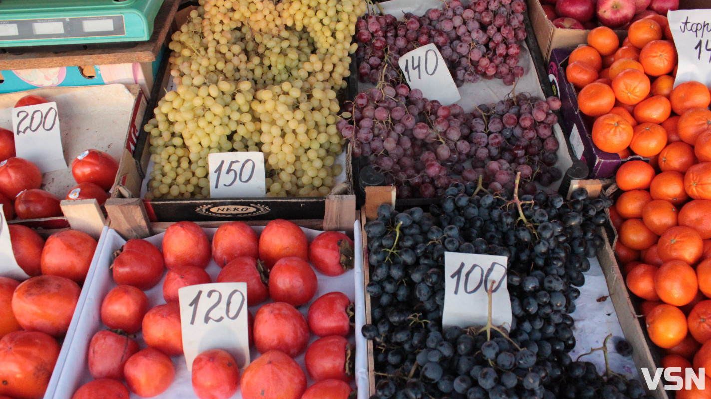 Скільки коштують фрукти на ринку у Луцьку?