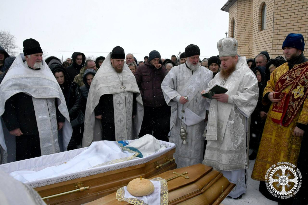 На поховання прийшло дуже багато людей: у Луцьку попрощалися зі священником