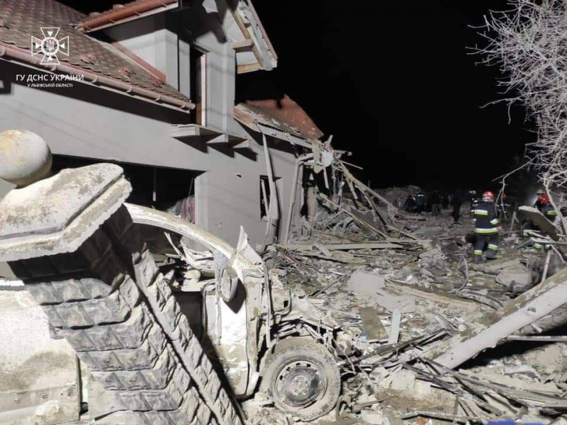 На Львівщині ракета впала у житловій зоні: є загиблі, під завалами можуть бути люди