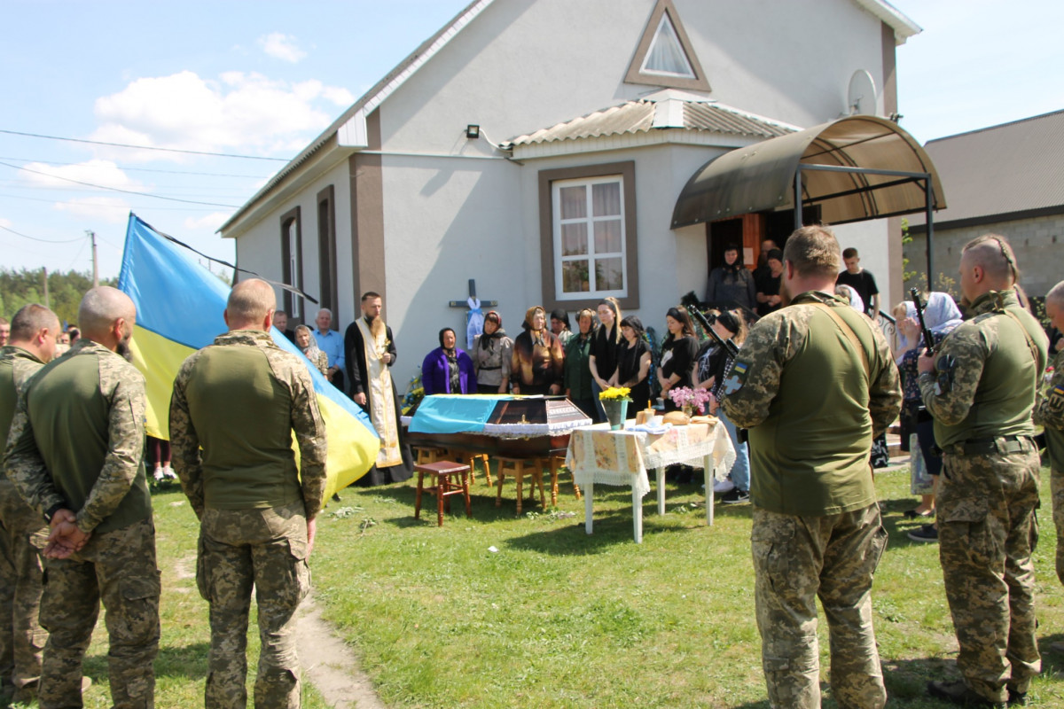 Дві донечки ніколи більше не побачать татка: напередодні Великодня на Волині попрощались з Героєм Олександром Муковським