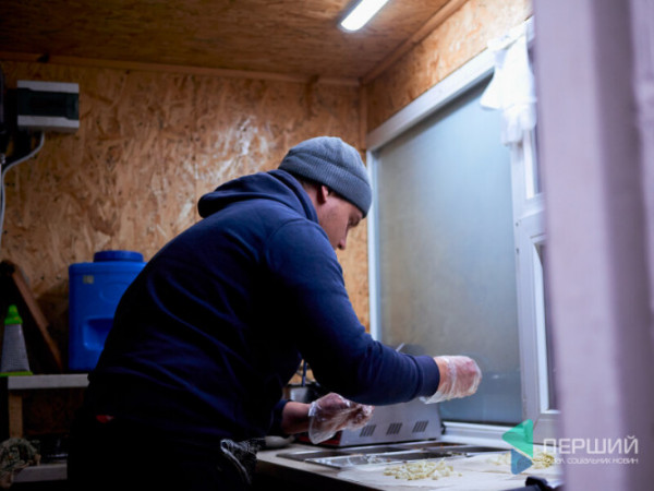 «Останні роки як не чума, то війна»: переселенець зі Слов’янська готує волинську шаурму