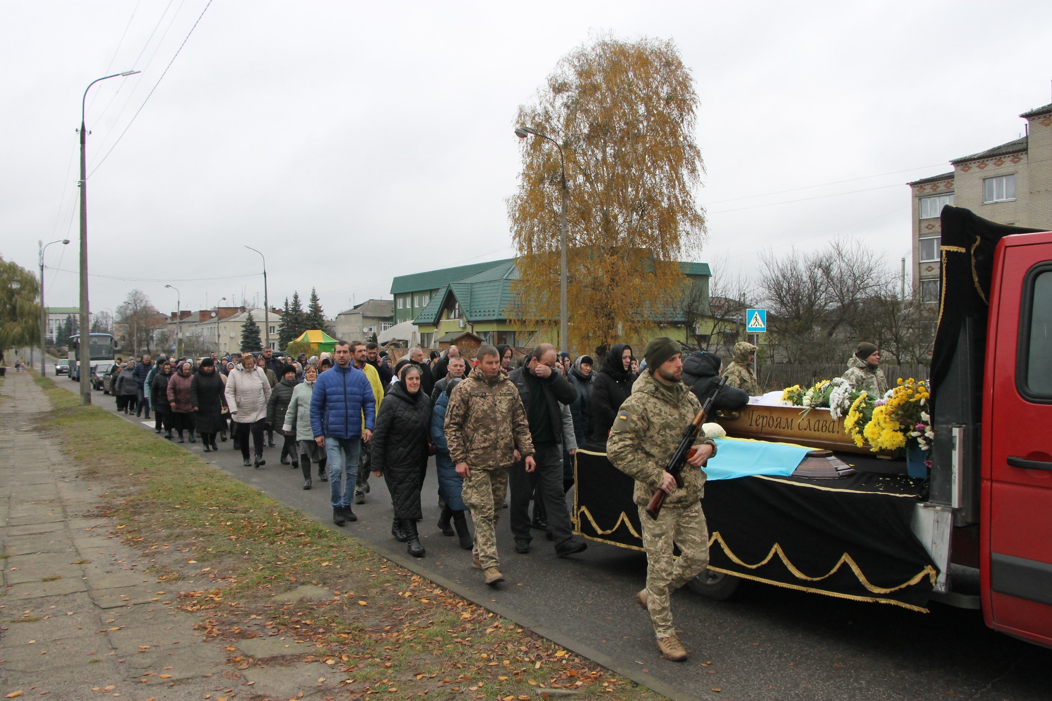 Ще одна мати пов’язала чорну хустину: на Волині попрощалися із 41-річним Героєм Володимиром Радчуком