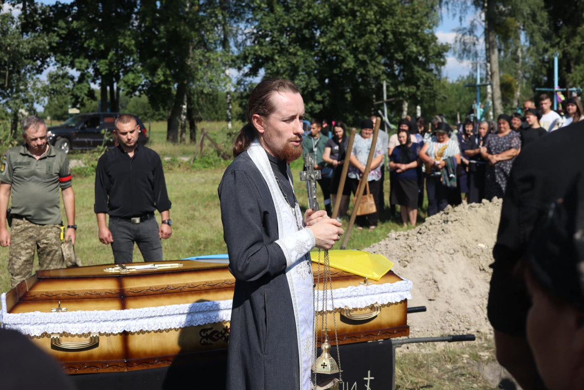 Загинув через місяць після дня народження: у Луцькому районі попрощались із полеглим Героєм Олегом Карпюком