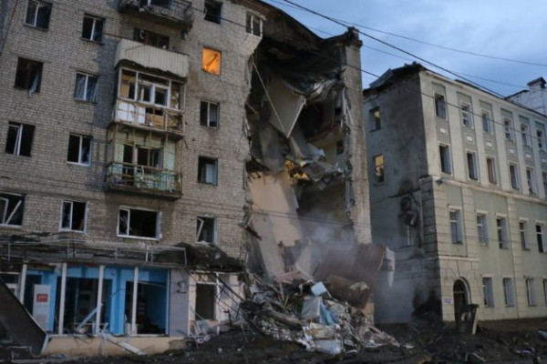 Російська ракета потрапила у житловий будинок у центрі Харкова