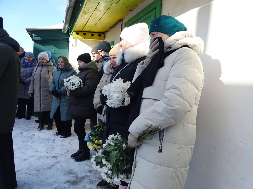 Понад рік родина жила між надією і болем: на Волині попрощалися з воїном Романом Махнюком